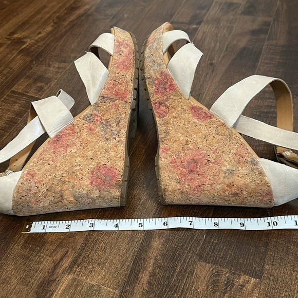Kork light tan leather wedge floral cork sandals rubber bottom, padded insole 10 - Picture 5 of 7
